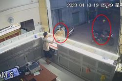 Hai nam thanh niên giật vàng rồi bỏ chạy