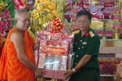 Quân khu 9 thăm, chúc Tết cổ truyền Chol Chnam Thmay tại Sóc Trăng
