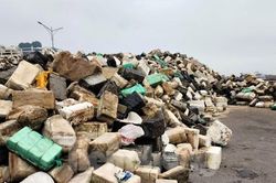 Hàng núi rác chất đống vớt từ vịnh Hạ Long