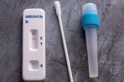 Có cần test nhanh Covid-19 khi xuất hiện triệu chứng ho, sốt?