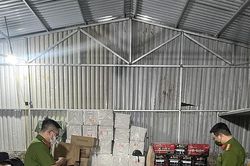 Quản lý thị trường Hà Nội 'triệt phá' kho hàng khủng không rõ nguồn gốc