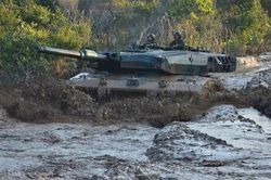 Binh sĩ Nga dìm xe tăng Leopard xuống bùn lầy ở Kherson