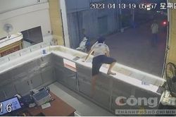 Clip nhân viên tiệm vàng nhảy qua tủ kính đuổi theo hai tên cướp giật