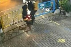 Cổng khóa, hai tên trộm khiêng xe máy tẩu thoát