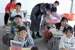 Cô giáo ôm ấp, vỗ về học sinh bị mất cha gây xúc động