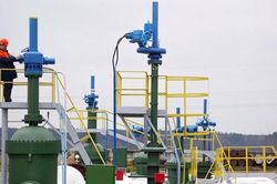 Giá xăng dầu hôm nay 15/4: Hụt cung khiến xăng dầu leo dốc
