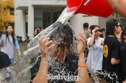 Lưu học sinh Lào 'té nước' đón Tết cổ truyền Bunpimay ở Hà Nội
