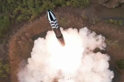 Xem Triều Tiên phóng thử 'ICBM mạnh nhất' Hwasong-18