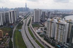 Vì sao kinh tế TP.HCM trong nhóm 'cầm đèn đỏ'?