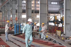Phát triển công nghiệp: Hóa giải thách thức, ứng phó cú sốc bên ngoài
