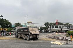 Xe ben ôm cua cán tử vong một phụ nữ ở chân cầu vượt Sóng Thần