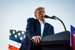 Tiền ông Trump huy động được giảm mạnh trong quý I