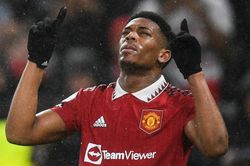 Ten Hag 'bật đèn xanh' cho Martial ở lại MU