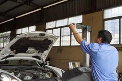 Nhiều trung tâm đăng kiểm làm khó người dân