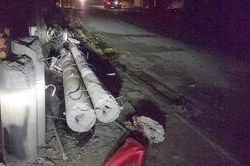 TPHCM: Xe ben kéo đổ trụ điện, hai cô gái bị thương