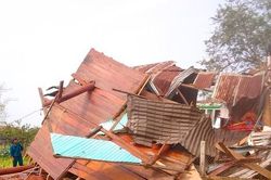 Hàng trăm căn nhà bị thiệt hại do lốc xoáy kèm mưa lớn