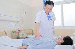 Vòng một đau nhức, chảy dịch bất thường vì nâng ngực bằng 'cấy noãn độc quyền'