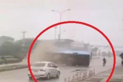 Clip: Drift tránh tông xe máy chạy 'bất thường', xe khách lao vào dải phân cách, lật 'phơi bụng'