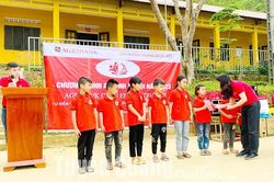 Tặng quà cho điểm trường Bản Tàm