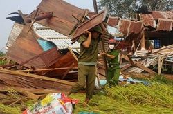 Công an huyện giúp dân khắc phục hậu quả thiên tai