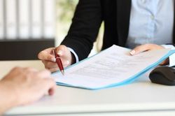 Sao bỏ cả trăm triệu mua bảo hiểm lại không đọc hợp đồng, đọc không hiểu vẫn ký?