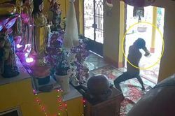 Ngáo đá đập phá, đốt chánh điện nhà chùa