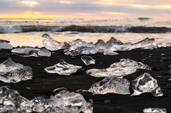 'Kim cương' trên cát đen ở Iceland