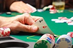 Chồng đánh bạc nợ nhiều tiền, có phải bán nhà sở hữu chung của vợ chồng?