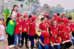 Dẫn tour tham quan, cô sinh viên Trường Đại học Văn hóa trở thành thần tượng của nhiều học sinh