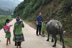 Thầy giáo người H'Mông chia sẻ bí quyết thu hút học sinh ra lớp