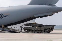 Tám chiếc Leopard 2 được Canada hứa cho Ukraine đã đến Ba Lan