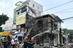 Cháy lớn giữa ban ngày, một căn nhà bị thiêu rụi
