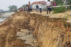 Đê sông Càn đang thi công bỗng dưng sạt lở
