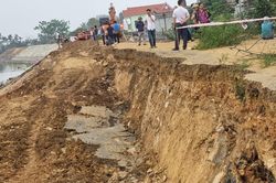 Đoạn đê ở Thanh Hóa đang thi công bị sạt lở