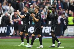 Gary Neville: 'Về nhì mùa này là thành công với Arsenal'