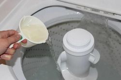 Đổ ít cà phê vào giặt quần áo ai cũng tưởng 'dở', 30 phút sau hiệu quả bất ngờ không thử thật phí