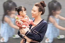 Ái nữ Cường Đôla - Đàm Thu Trang gây 'sốt' với khoảnh khắc 'tập' chăm em cực khéo