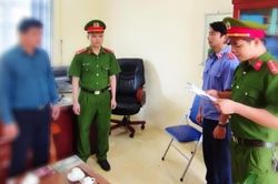 Bắt tạm giam hiệu trưởng có hành vi dâm ô học sinh ở Hòa Bình