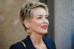 Bí quyết làm đẹp của U70 Sharon Stone: 'Tôi không theo đuổi vẻ đẹp không tuổi'