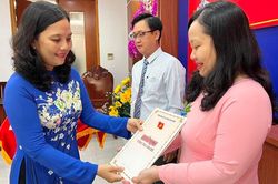 Thành ủy Long Xuyên trao quyết định cán bộ