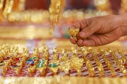 Giá vàng hôm nay 17/4: Kim loại quý ngừng lao dốc