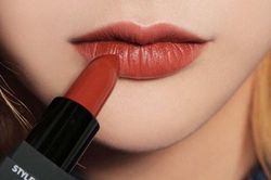 Những món đồ làm đẹp không thể thiếu trong túi xách của chị em