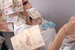 Liên tục nhìn thấy biển số xe này, cô gái mua vé số và trúng giải độc đắc