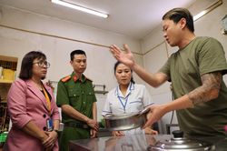 Hà Nội: Tạm đình chỉ nhà hàng bị khách tố cho dùng nước lẩu thừa