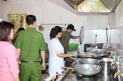 Tạm đình chỉ hoạt động quán Lẩu Hương Mực cho khách dùng nước lẩu thừa