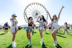 Coachella nóng bức và ngập rác, không ảo như ảnh mạng