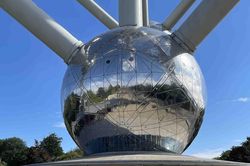 Biểu tượng 'Atomium' ở thủ đô Brussels, Bỉ tròn 65 tuổi