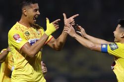 Trên đỉnh V.League, 'cánh chim lạc loài' của bầu Đức đang khiến HAGL phải ngước nhìn