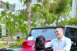 Đoàn Di Băng chơi lớn, tặng xế hộp 10 tỷ an ủi em gái?