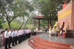 Bộ trưởng Nguyễn Kim Sơn viếng các liệt sĩ ngành Giáo dục